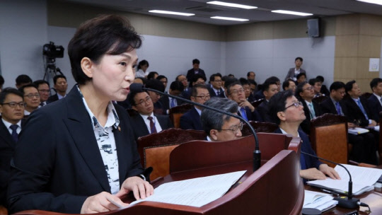 김현미 국토교통부 장관이 10일 세종시 정부세종청사 국토교통부에서 열린 국회 국토교통위원회 국정감사에서 업무보고하고 있다.<연합뉴스>